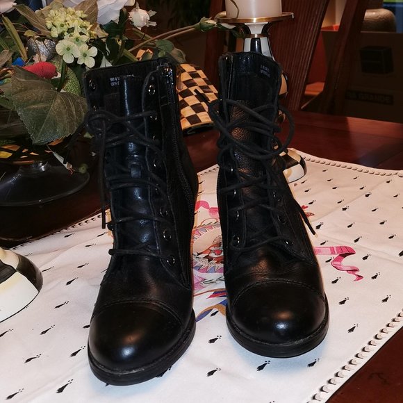 CLARKS LEATHER BOOTIES - Picture 1 of 3